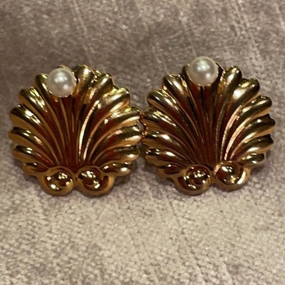 Dainty Pearl & Sea Shell Pearl Earrings 2 in One Pair - Picture 1 of 8